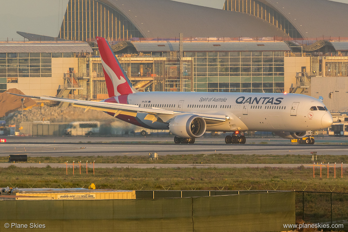 Qantas Boeing 787-9 VH-ZNC at Los Angeles International Airport (KLAX/LAX) Qantas Boeing 787-9 VH-ZNC at Los Angeles International Airport (KLAX/LAX)