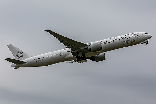 Singapore Airlines Boeing 777-300ER 9V-SWJ at London Heathrow Airport (EGLL/LHR)