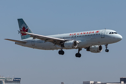 Air Canada Airbus A320-200 C-GQCA at Los Angeles International Airport (KLAX/LAX)