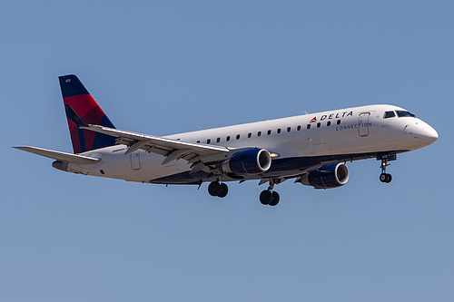 Compass Airlines Embraer ERJ-175 N633CZ at Los Angeles International Airport (KLAX/LAX)