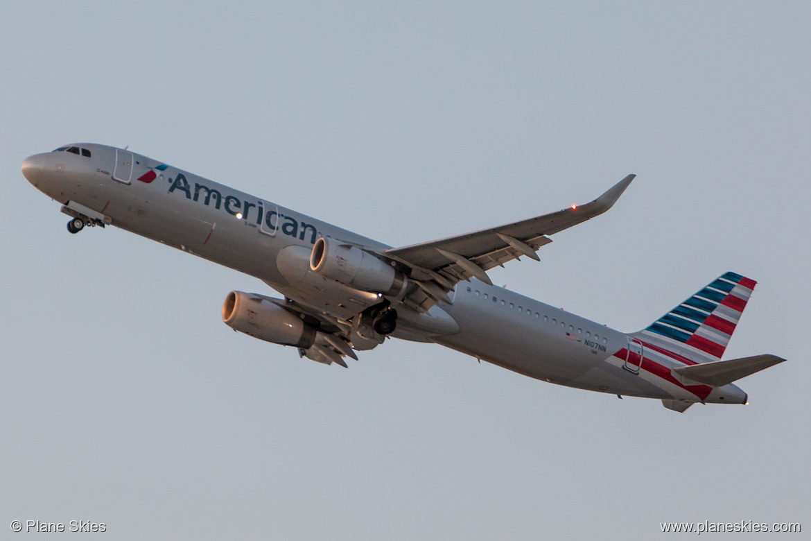 American Airlines Airbus A321-200 N107NN at Los Angeles International Airport (KLAX/LAX)