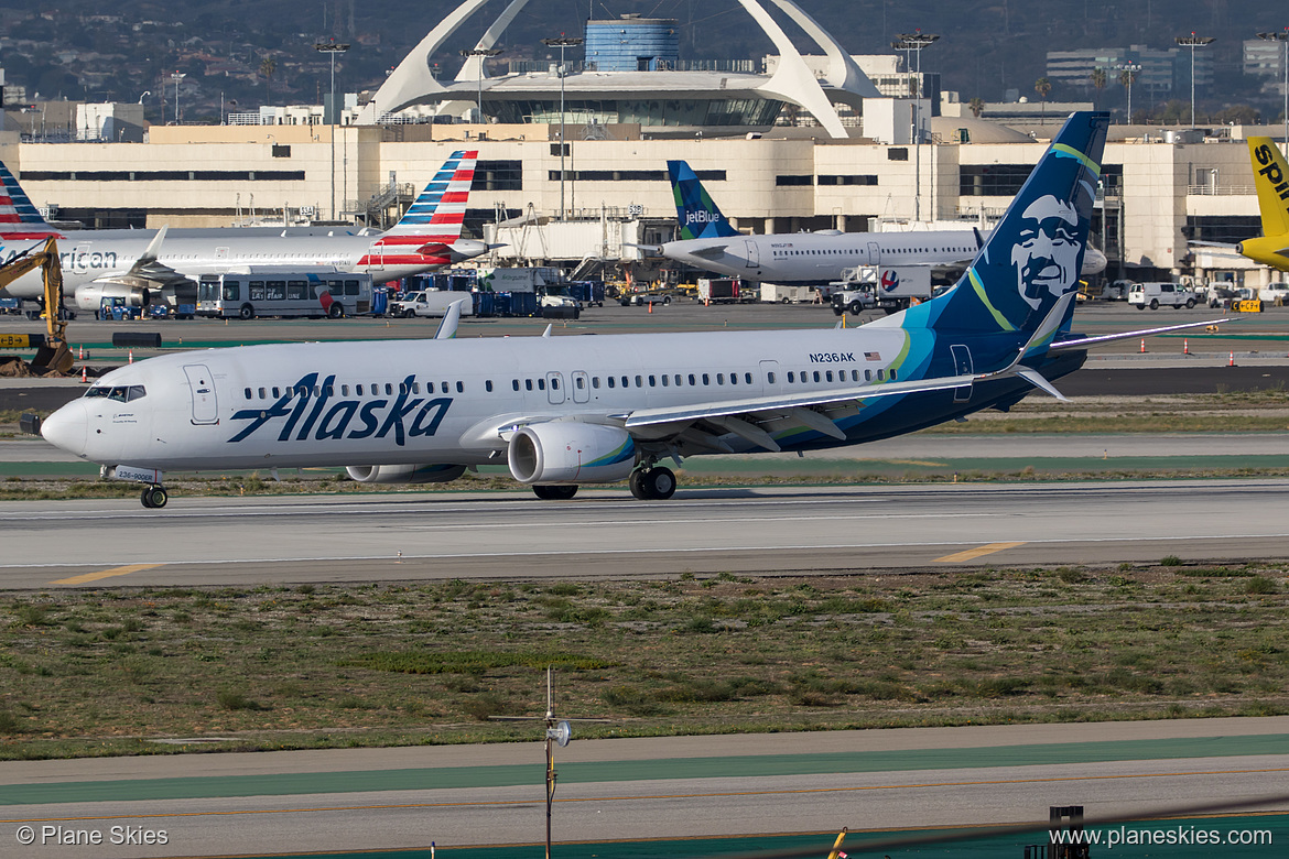 Alaska Airlines Boeing 737-900ER N236AK at Los Angeles International Airport (KLAX/LAX)
