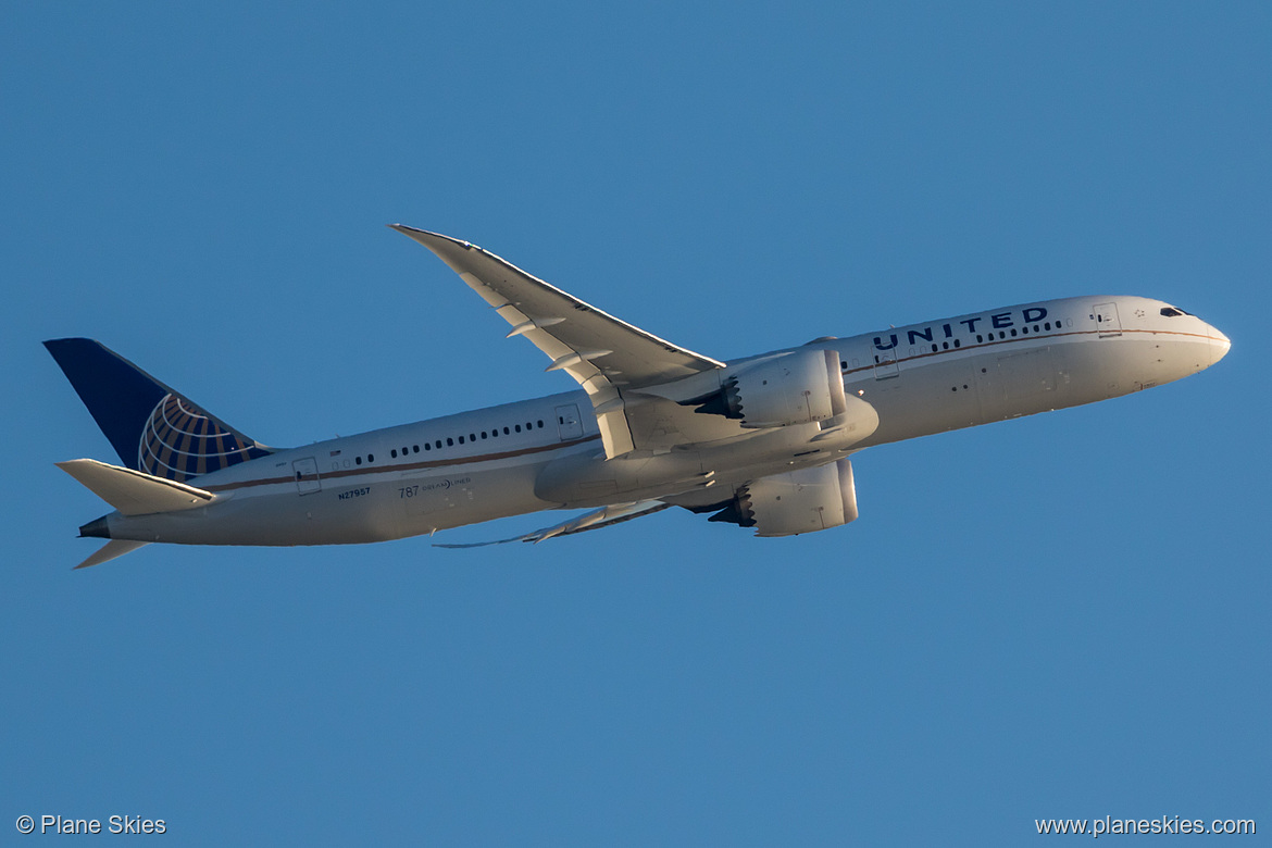 United Airlines Boeing 787-9 N27957 at Los Angeles International Airport (KLAX/LAX)