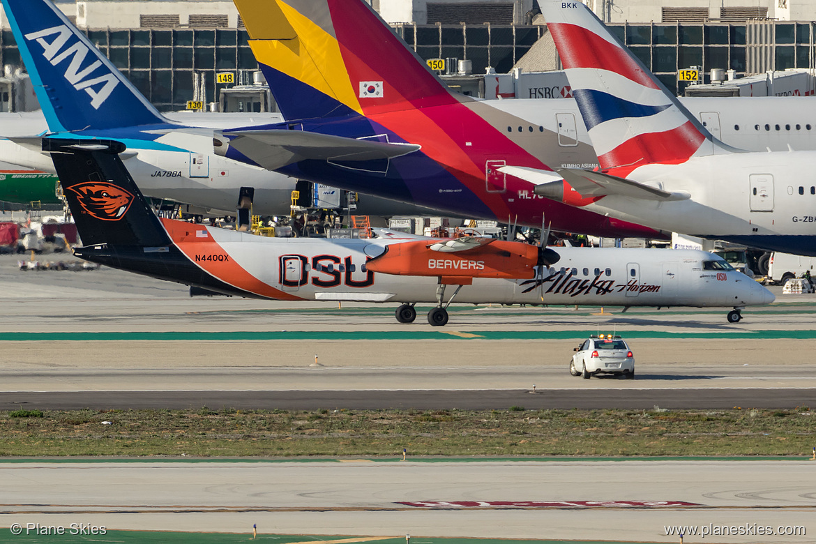 Horizon Air DHC Dash-8-400 N440QX at Los Angeles International Airport (KLAX/LAX)