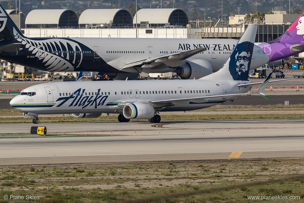 Alaska Airlines Boeing 737-900ER N491AS at Los Angeles International Airport (KLAX/LAX)