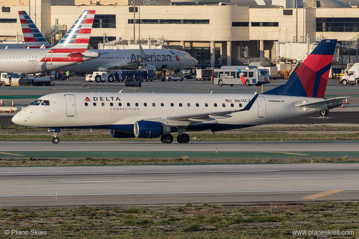 Compass Airlines Embraer ERJ-175 N614CZ at Los Angeles International Airport (KLAX/LAX) Compass Airlines Embraer ERJ-175 N614CZ at Los Angeles International Airport (KLAX/LAX)
