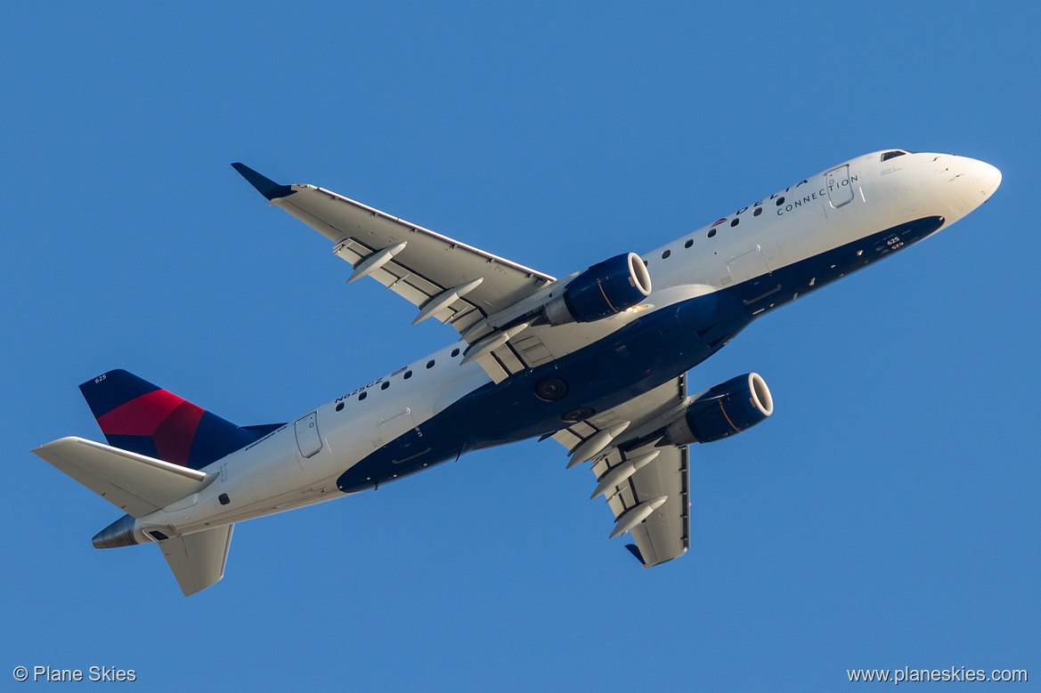 Compass Airlines Embraer ERJ-175 N625CZ at Los Angeles International Airport (KLAX/LAX)