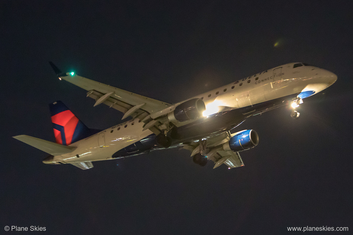 Compass Airlines Embraer ERJ-175 N630CZ at Los Angeles International Airport (KLAX/LAX)