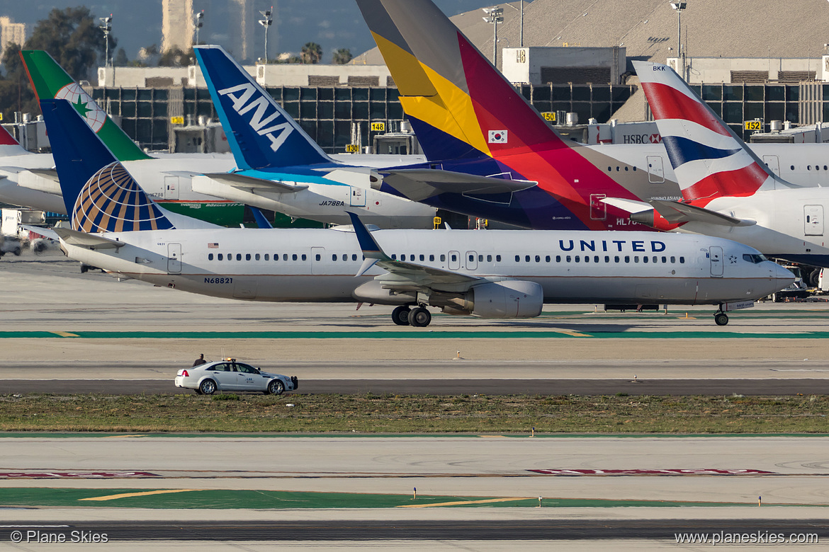 United Airlines Boeing 737-900ER N68821 at Los Angeles International Airport (KLAX/LAX) United Airlines Boeing 737-900ER N68821 at Los Angeles International Airport (KLAX/LAX)