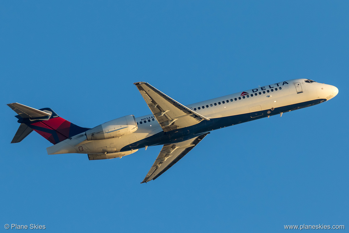 Delta Air Lines Boeing 717-200 N934AT at Los Angeles International Airport (KLAX/LAX) Delta Air Lines Boeing 717-200 N934AT at Los Angeles International Airport (KLAX/LAX)
