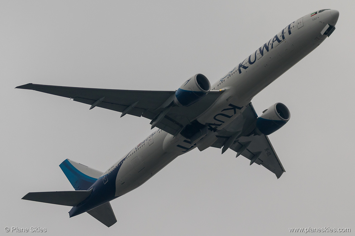 Kuwait Airways Boeing 777-300ER 9K-AOL at London Heathrow Airport (EGLL/LHR)