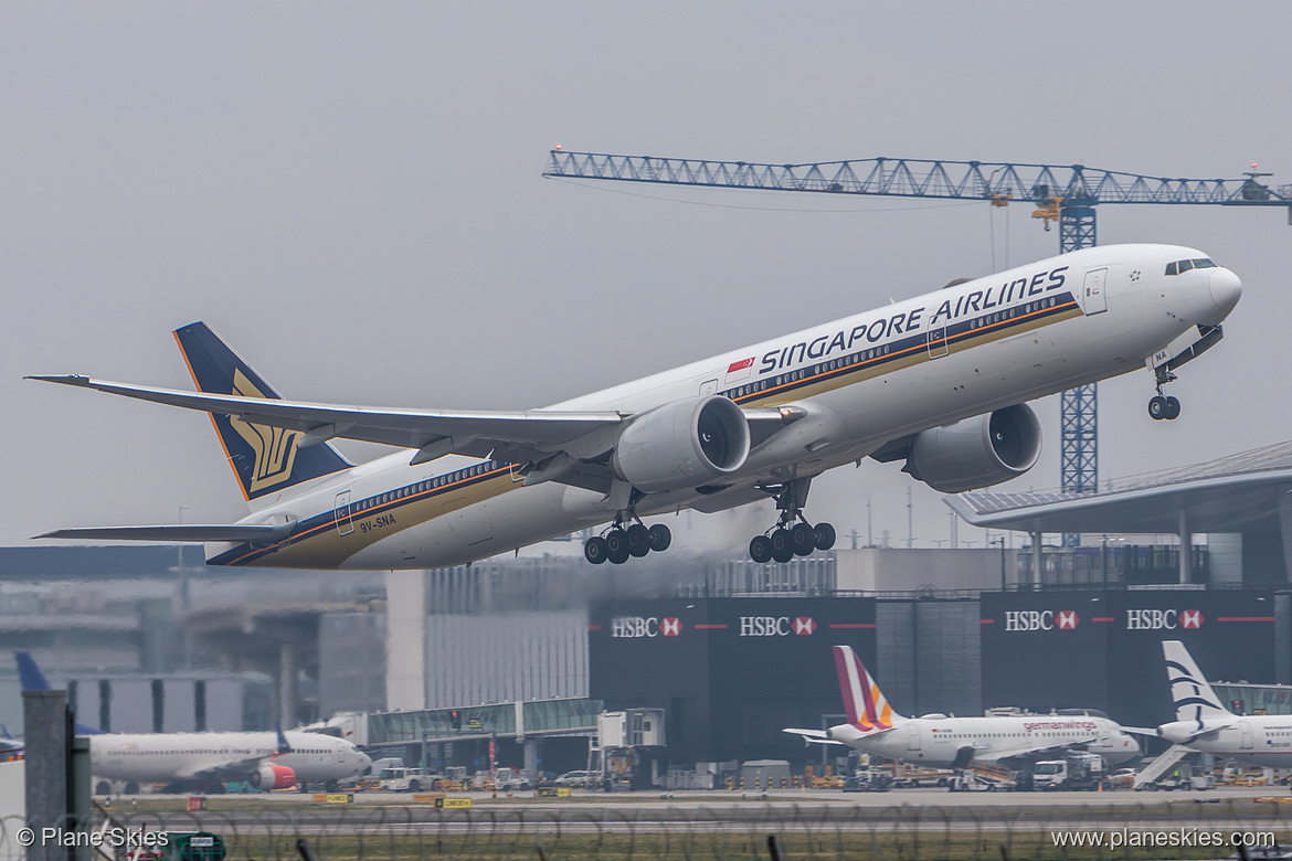 Singapore Airlines Boeing 777-300ER 9V-SNA at London Heathrow Airport (EGLL/LHR)