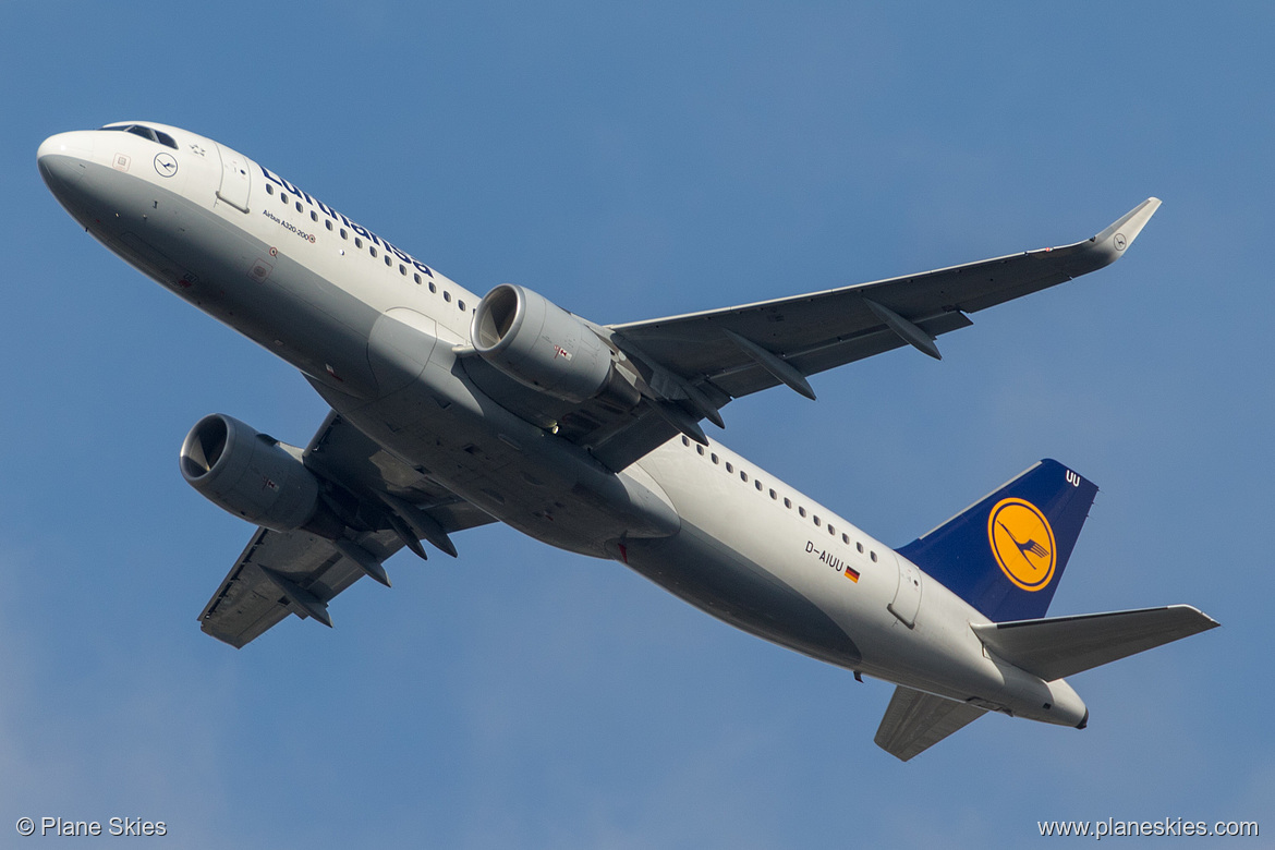 Lufthansa Airbus A320-200 D-AIUU at London Heathrow Airport (EGLL/LHR)