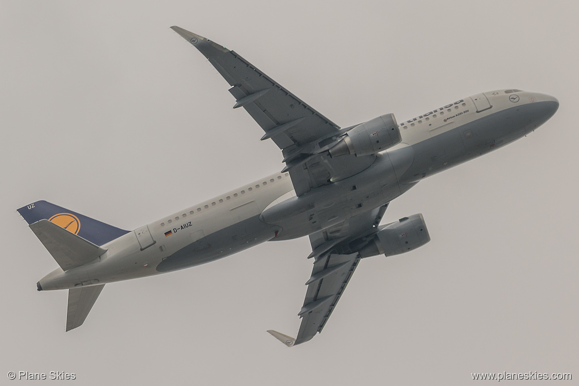 Lufthansa Airbus A320-200 D-AIUZ at London Heathrow Airport (EGLL/LHR)