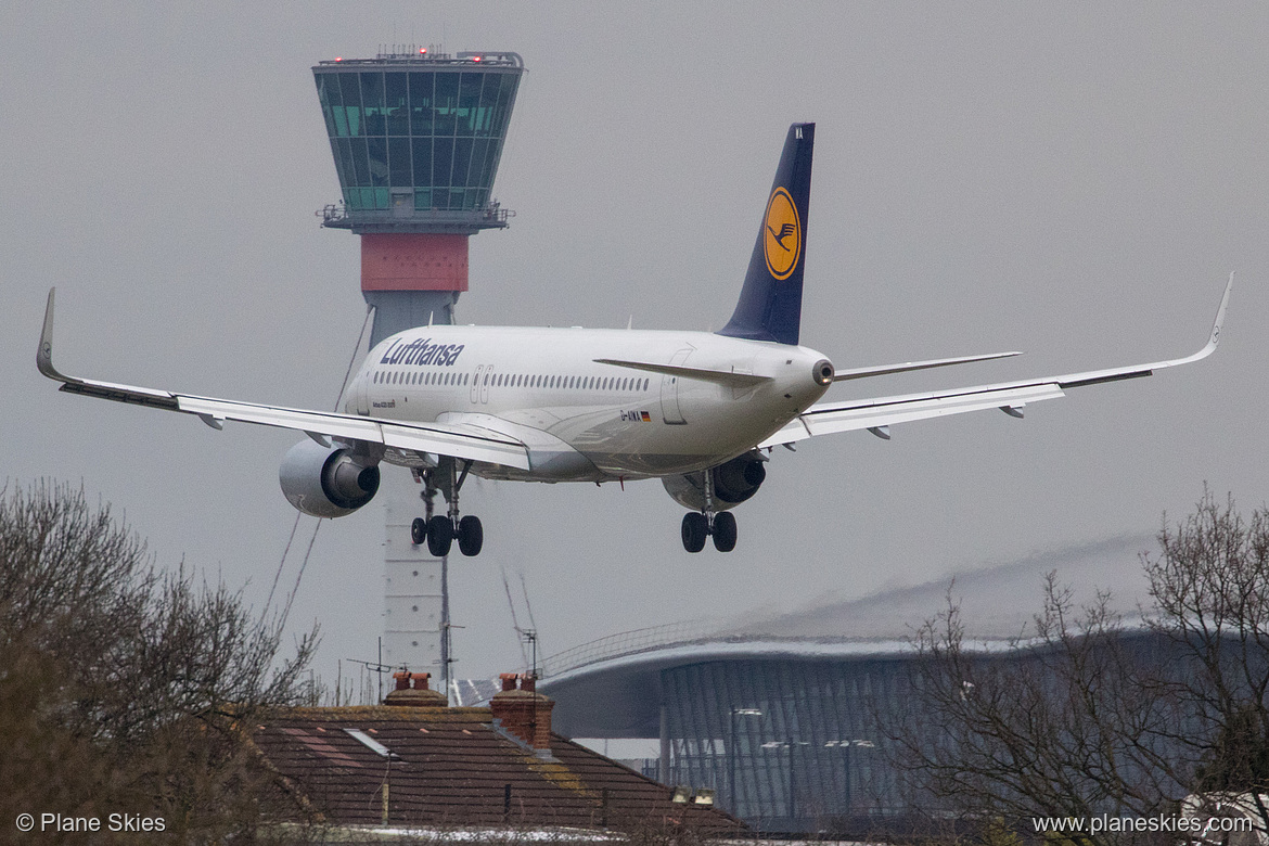Lufthansa Airbus A320-200 D-AIWA at London Heathrow Airport (EGLL/LHR)