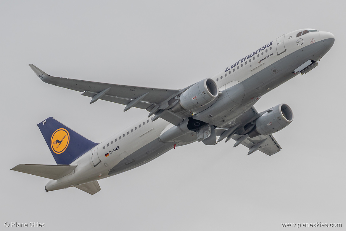 Lufthansa Airbus A320-200 D-AIWB at London Heathrow Airport (EGLL/LHR) Lufthansa Airbus A320-200 D-AIWB at London Heathrow Airport (EGLL/LHR)