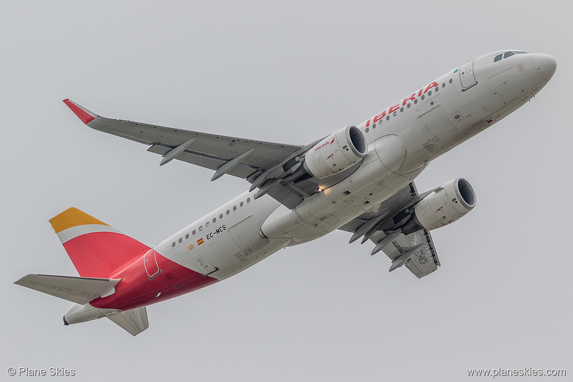 Iberia Airbus A320-200 EC-MCS at London Heathrow Airport (EGLL/LHR)