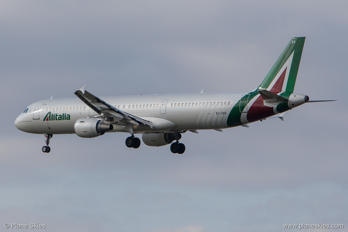 Alitalia Airbus A321-100 EI-IXH at London Heathrow Airport (EGLL/LHR) Alitalia Airbus A321-100 EI-IXH at London Heathrow Airport (EGLL/LHR)