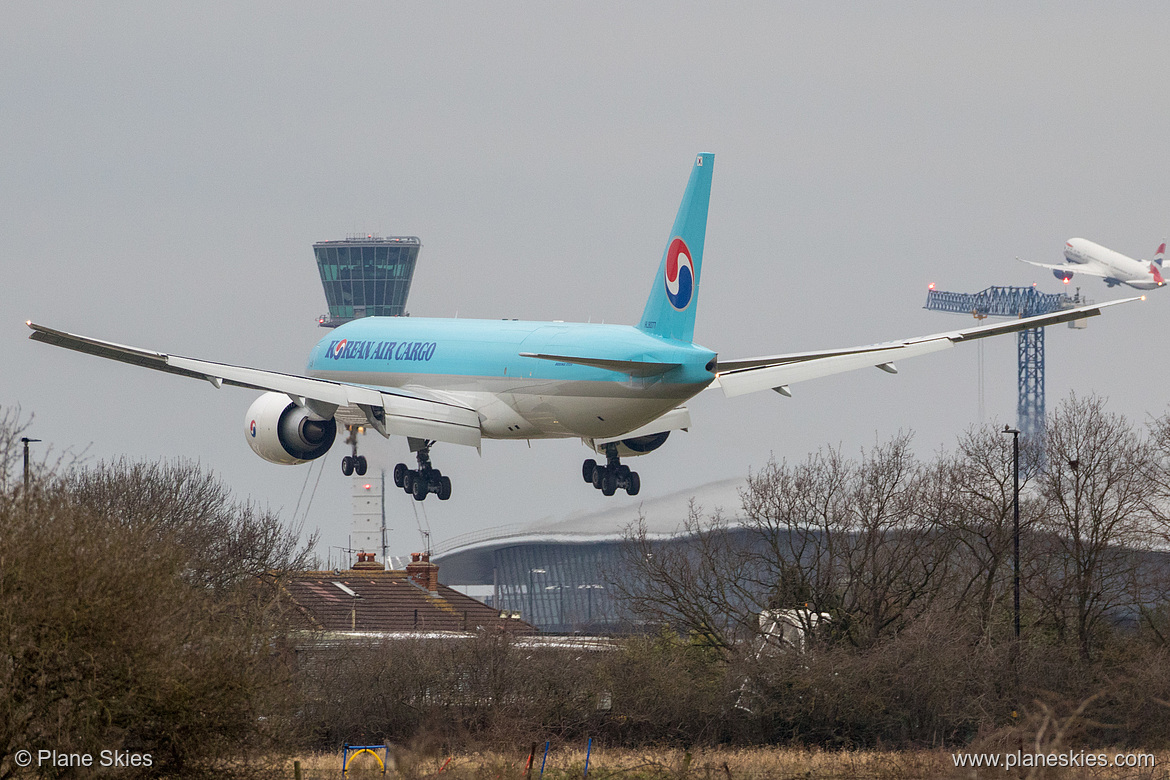 Korean Air Boeing 777F HL8077 at London Heathrow Airport (EGLL/LHR) Korean Air Boeing 777F HL8077 at London Heathrow Airport (EGLL/LHR)