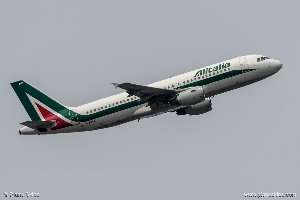 Alitalia Airbus A320-200 I-BIKA at London Heathrow Airport (EGLL/LHR)