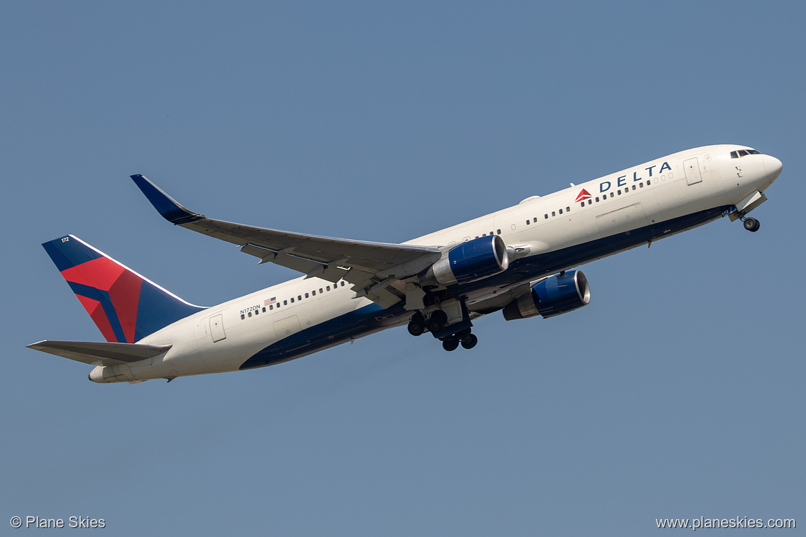 Delta Air Lines Boeing 767-300ER N172DN at London Heathrow Airport (EGLL/LHR)