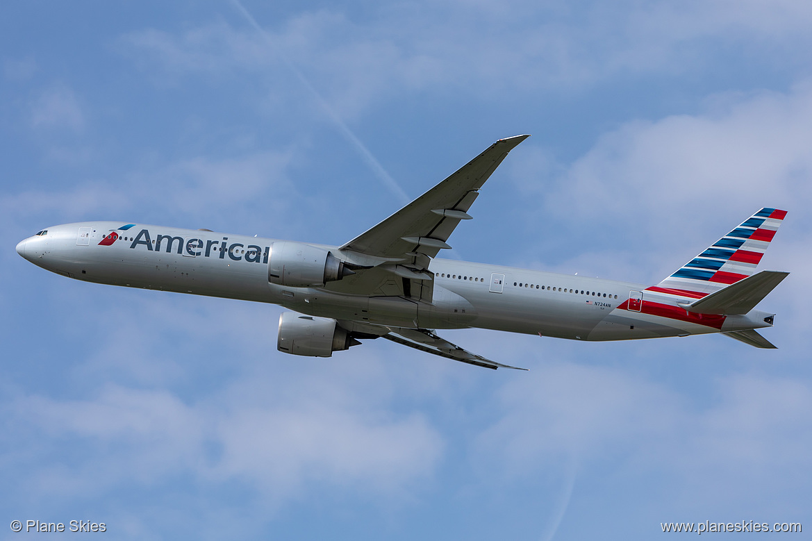 American Airlines Boeing 777-300ER N724AN at London Heathrow Airport (EGLL/LHR)