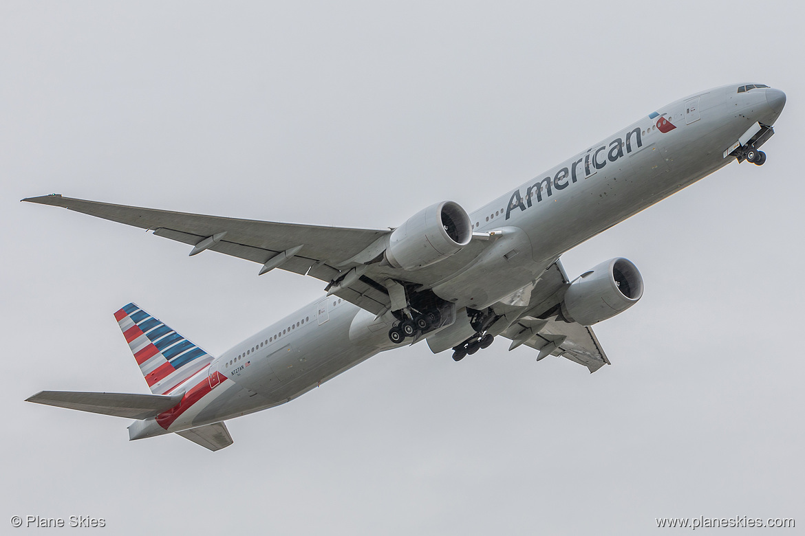 American Airlines Boeing 777-300ER N727AN at London Heathrow Airport (EGLL/LHR)