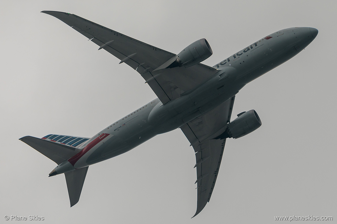 American Airlines Boeing 787-8 N807AA at London Heathrow Airport (EGLL/LHR) American Airlines Boeing 787-8 N807AA at London Heathrow Airport (EGLL/LHR)