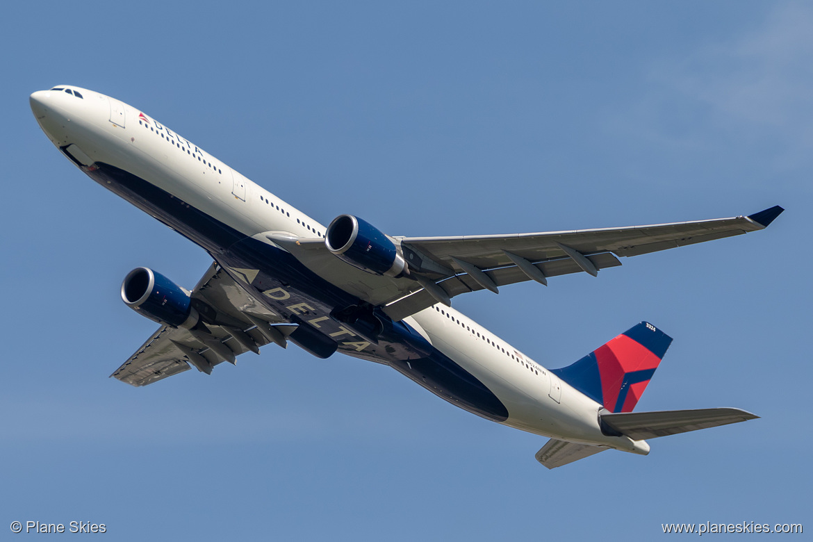 Delta Air Lines Airbus A330-300 N824NW at London Heathrow Airport (EGLL/LHR)