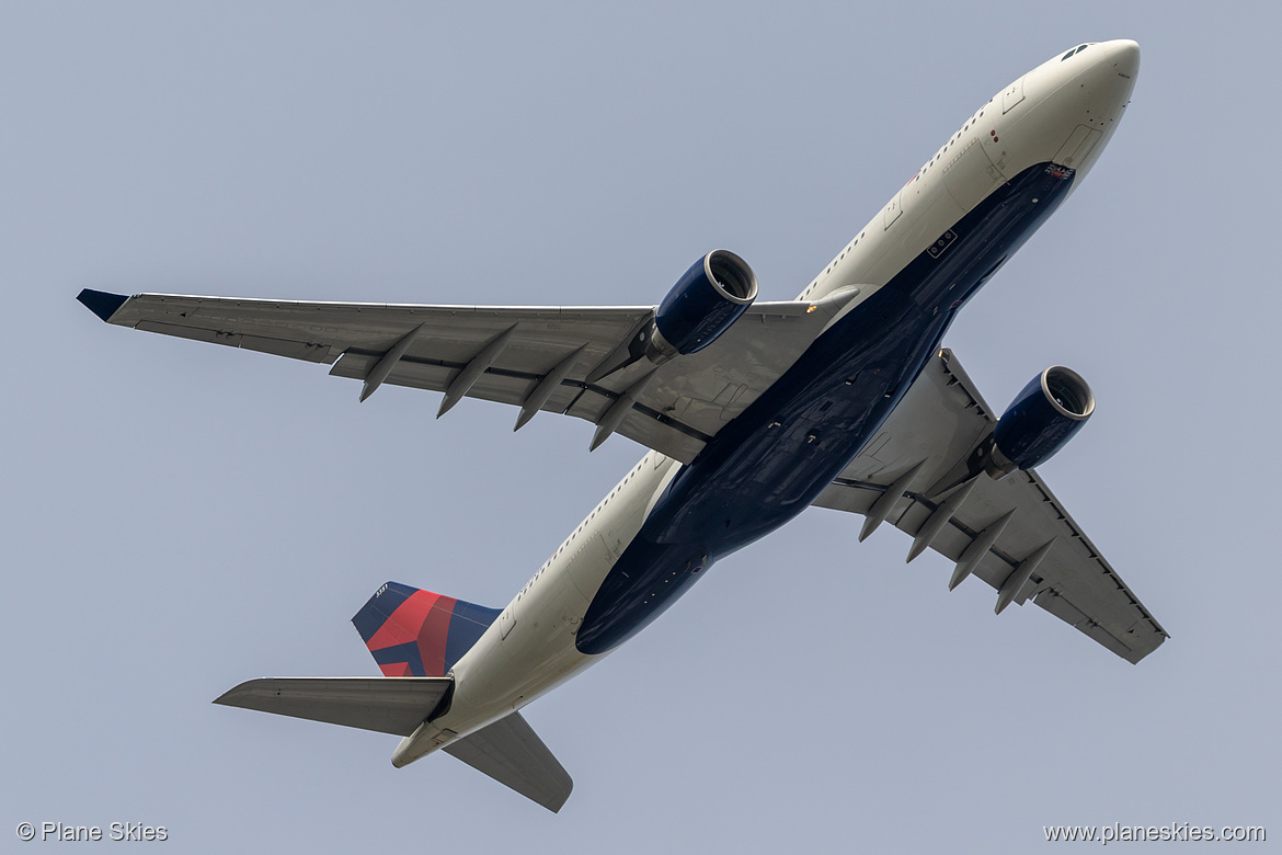 Delta Air Lines Airbus A330-200 N851NW at London Heathrow Airport (EGLL/LHR)