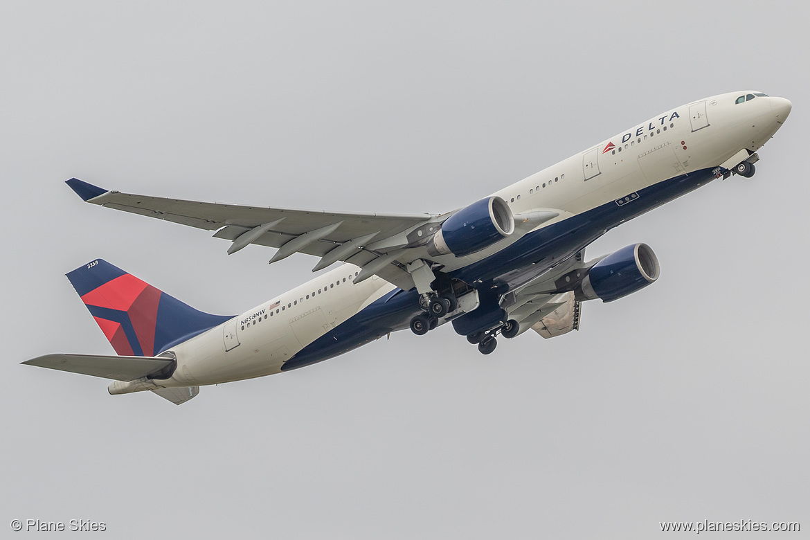 Delta Air Lines Airbus A330-200 N858NW at London Heathrow Airport (EGLL/LHR)