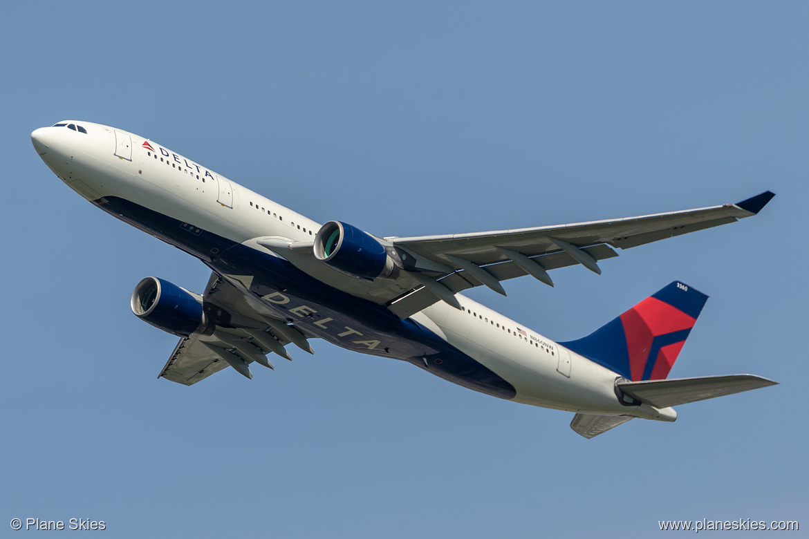 Delta Air Lines Airbus A330-200 N860NW at London Heathrow Airport (EGLL/LHR)