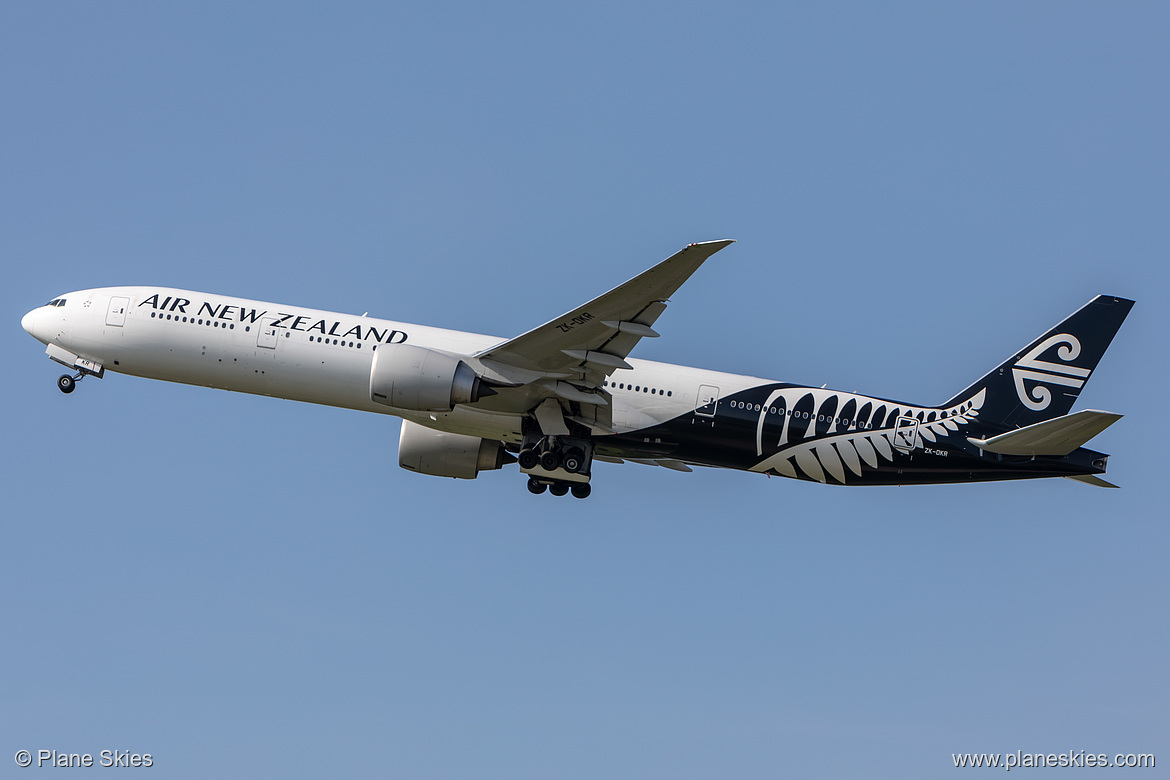 Air New Zealand Boeing 777-300ER ZK-OKR at London Heathrow Airport (EGLL/LHR)