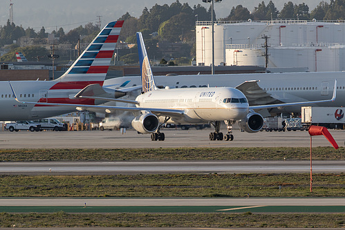United Airlines Boeing 757-200 N17126 at Los Angeles International Airport (KLAX/LAX)