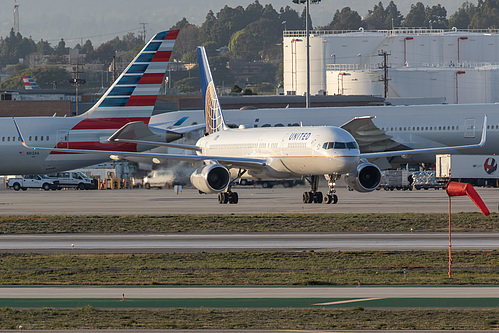 United Airlines Boeing 757-200 N17126 at Los Angeles International Airport (KLAX/LAX) United Airlines Boeing 757-200 N17126 at Los Angeles International Airport (KLAX/LAX)