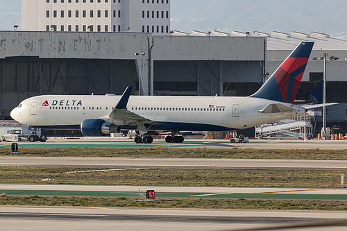 Delta Air Lines Boeing 767-300ER N199DN at Los Angeles International Airport (KLAX/LAX)