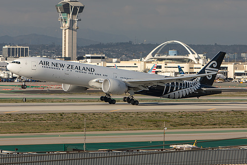 Air New Zealand Boeing 777-300ER ZK-OKM at Los Angeles International Airport (KLAX/LAX)