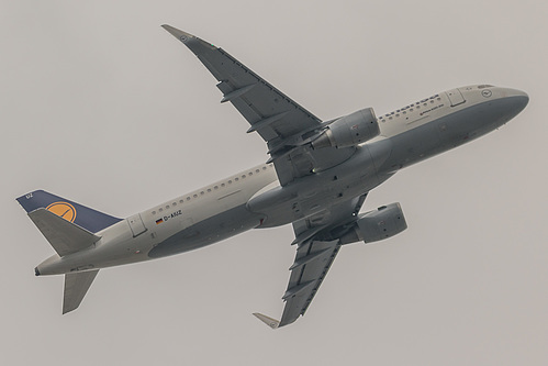 Lufthansa Airbus A320-200 D-AIUZ at London Heathrow Airport (EGLL/LHR)