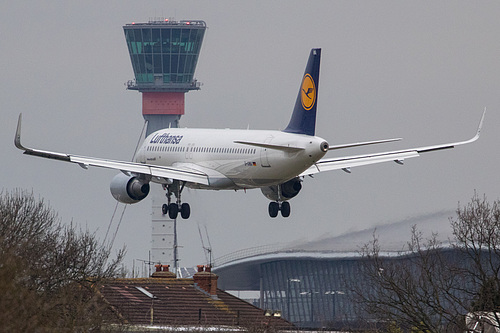 Lufthansa Airbus A320-200 D-AIWA at London Heathrow Airport (EGLL/LHR)