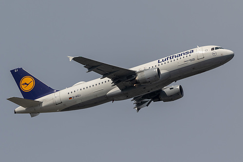 Lufthansa Airbus A320-200 D-AIZJ at London Heathrow Airport (EGLL/LHR)