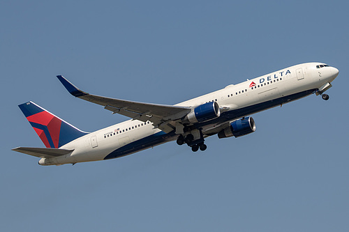 Delta Air Lines Boeing 767-300ER N172DN at London Heathrow Airport (EGLL/LHR)