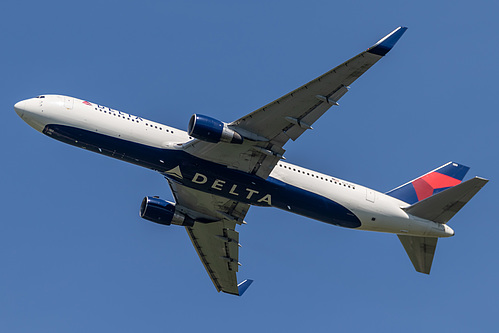 Delta Air Lines Boeing 767-300ER N183DN at London Heathrow Airport (EGLL/LHR)