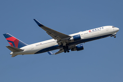 Delta Air Lines Boeing 767-300ER N184DN at London Heathrow Airport (EGLL/LHR)