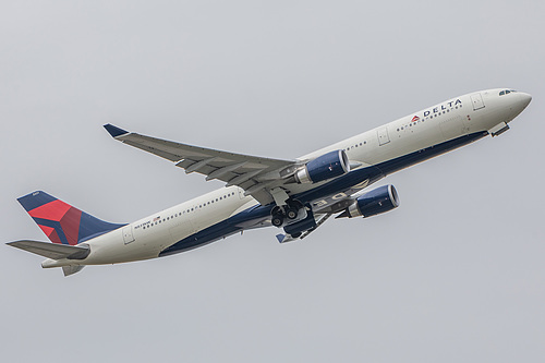 Delta Air Lines Airbus A330-300 N831NW at London Heathrow Airport (EGLL/LHR)