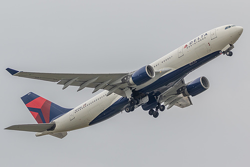 Delta Air Lines Airbus A330-200 N851NW at London Heathrow Airport (EGLL/LHR)