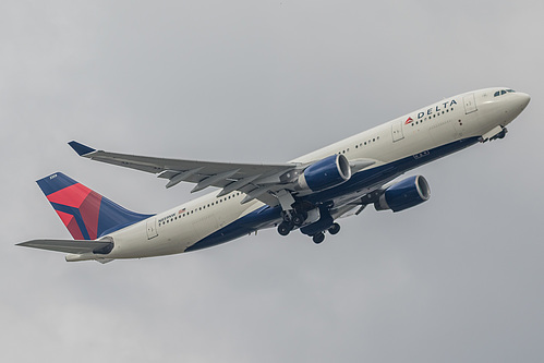 Delta Air Lines Airbus A330-200 N859NW at London Heathrow Airport (EGLL/LHR) Delta Air Lines Airbus A330-200 N859NW at London Heathrow Airport (EGLL/LHR)