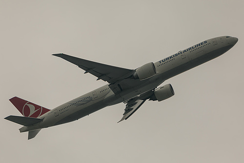 Turkish Airlines Boeing 777-300ER TC-JJG at London Heathrow Airport (EGLL/LHR)