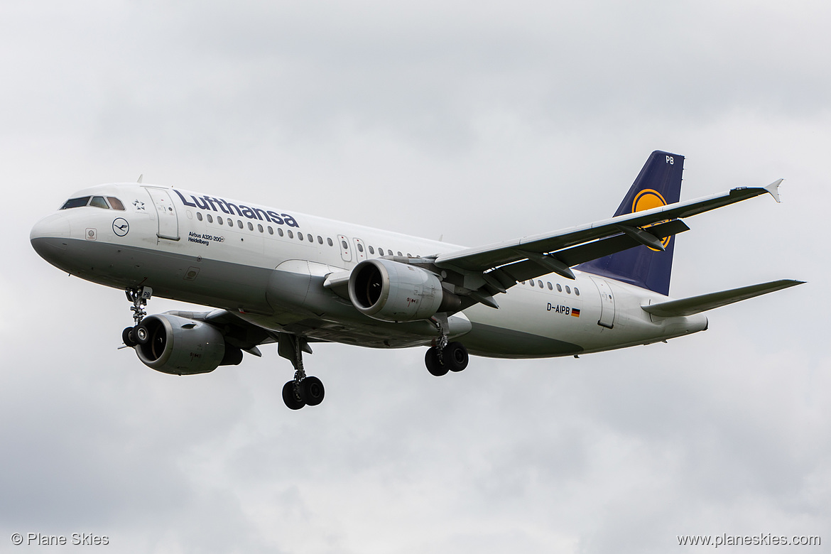 Lufthansa Airbus A320-200 D-AIPB at London Heathrow Airport (EGLL/LHR)