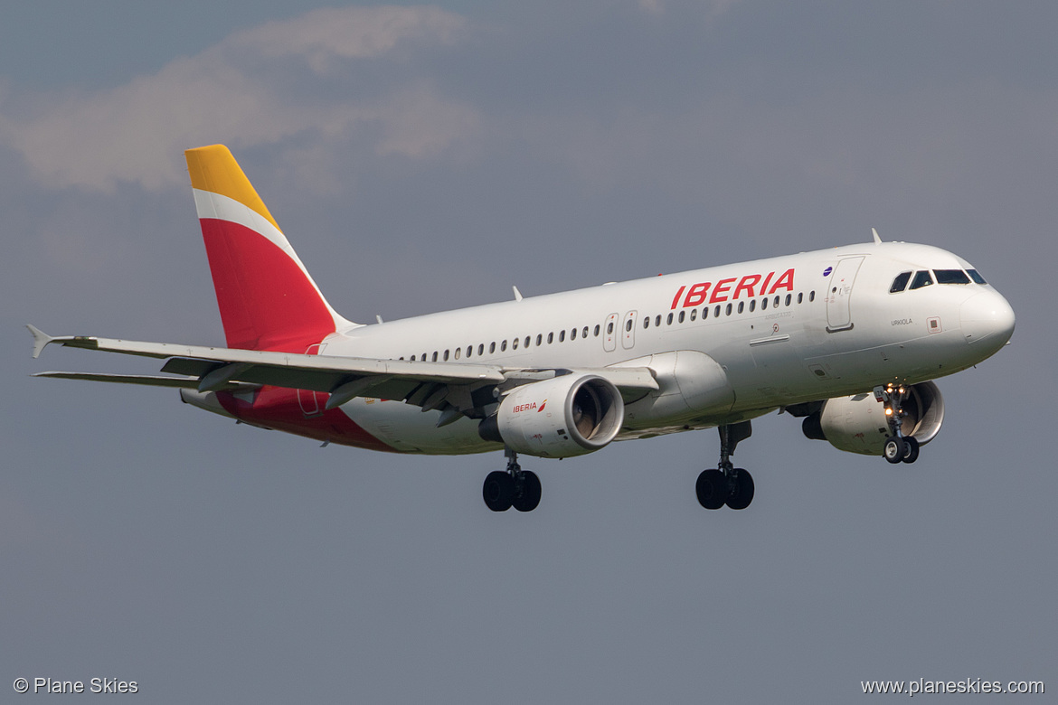 Iberia Airbus A320-200 EC-IZR at London Heathrow Airport (EGLL/LHR)