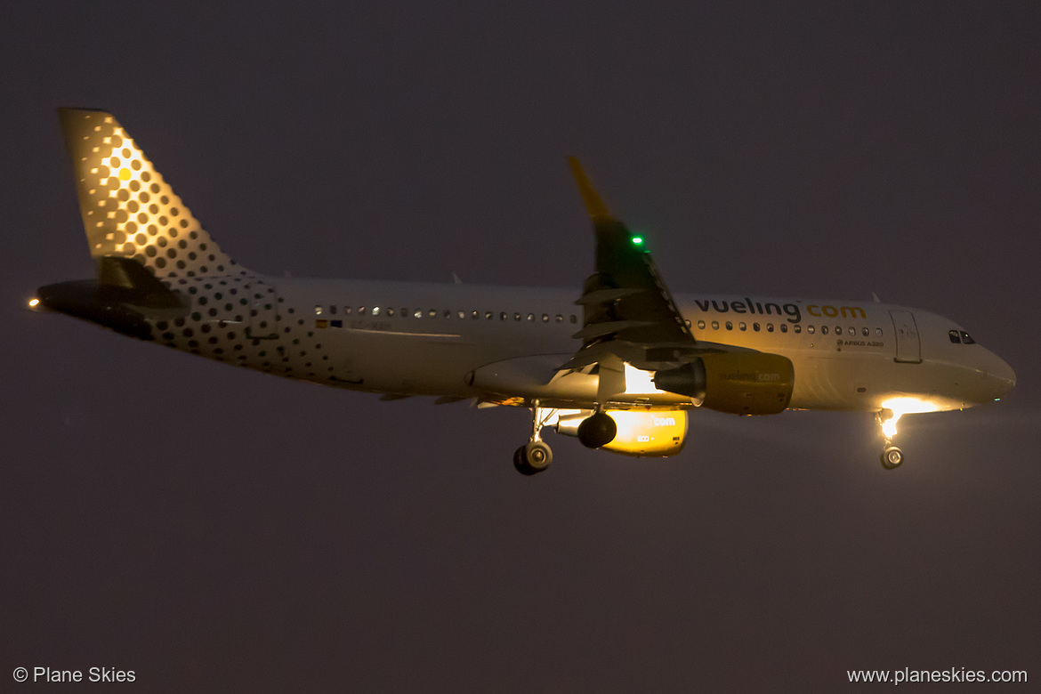 Vueling Airbus A320-200 EC-MAH at London Heathrow Airport (EGLL/LHR)